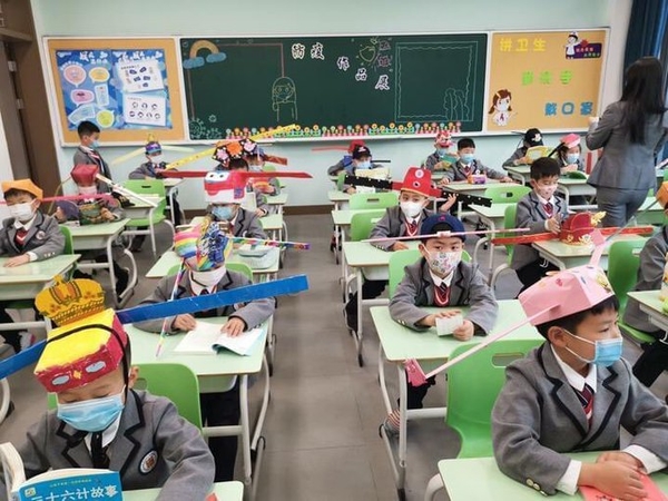 Distanciation sociale le 11 Mai :  à  l'école (made in China) 