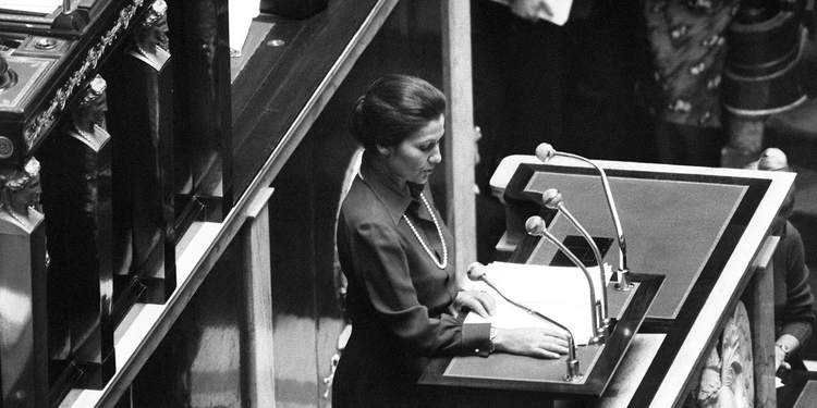 (FILES) This file photo taken on November 26, 1974 shows Simone Veil, health minister since May 1974 under the presidency of Valery Giscard d'Estaing, delivering a speech asking a law allowing abortion, at the French parliament house in Paris.French abortion pioneer Simone Veil died aged 89 announced her family on June 30, 2017. / AFP PHOTO / -