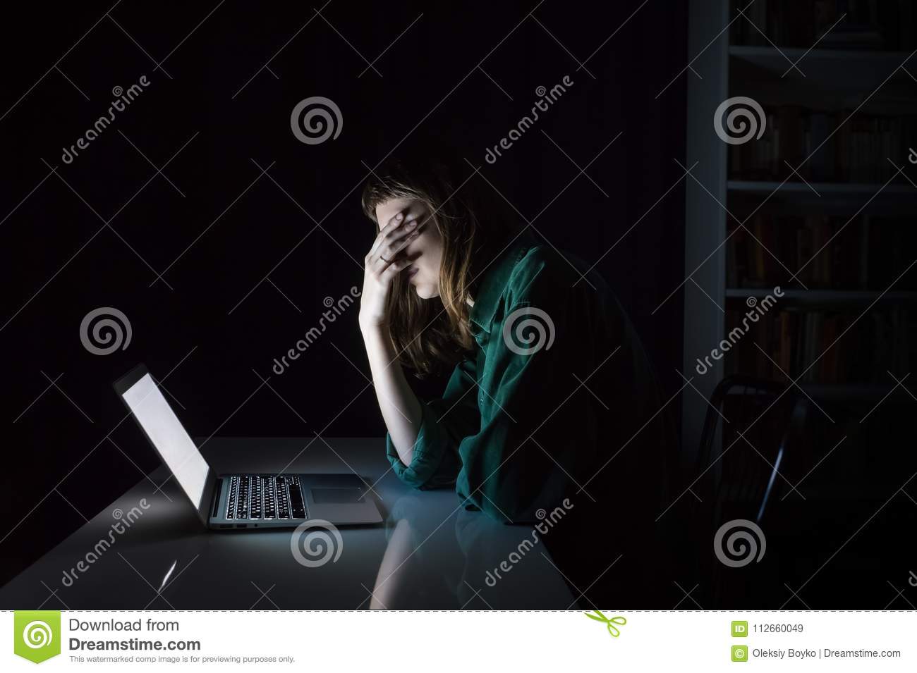 la jeune femme fatiguée et épuisée cache des yeux avec main à l ordinateur portable 112660049